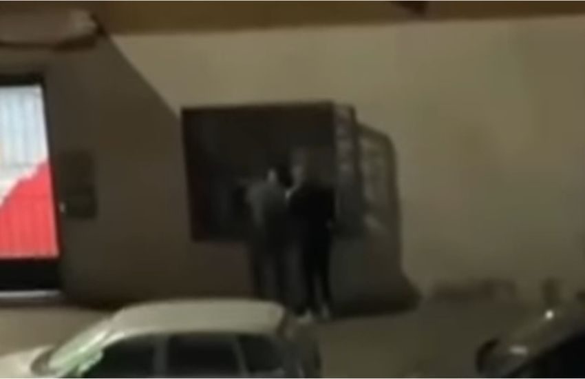 Filmano i ladri mentre svaligiano la casa del vicino, ma non chiamano la polizia [VIDEO]