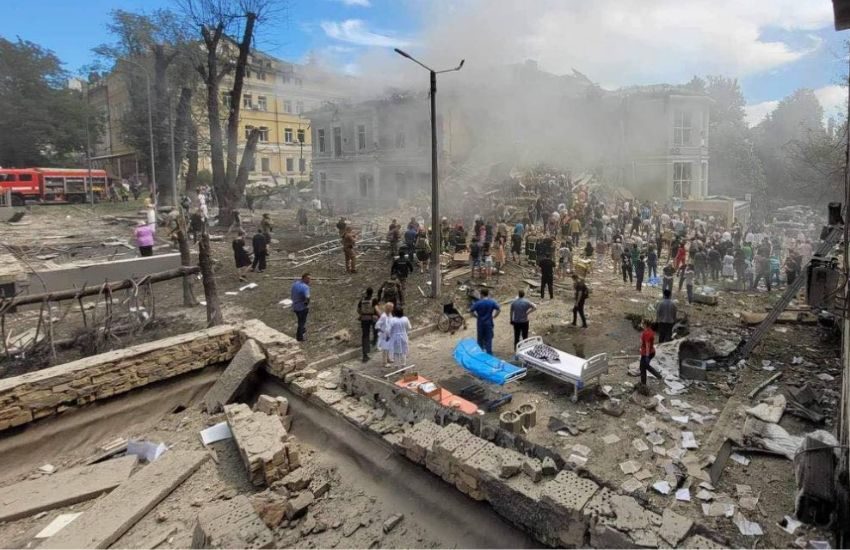 Violentissimo attacco missilistico della Russia in Ucraina, decine di morti e feriti. Colpito anche un ospedale pediatrico