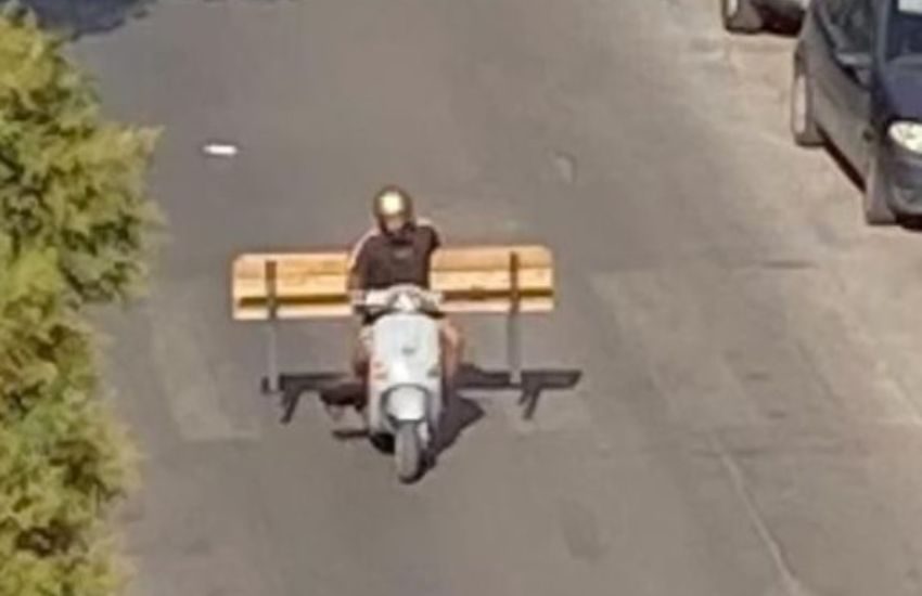 Palermo, ruba una panchina e la porta via in scooter [VIDEO]