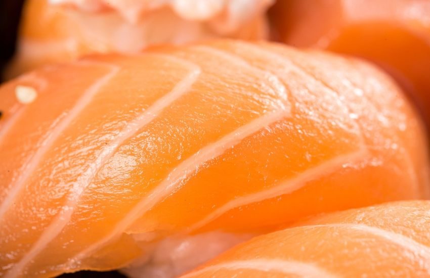 È vero che il salmone è bianco e il colore arancione in commercio è artificiale?