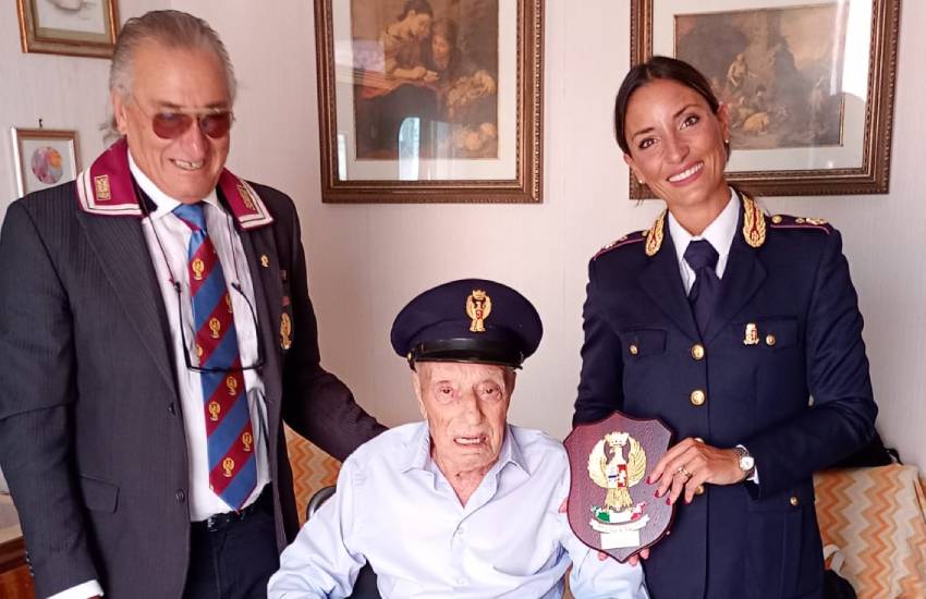 L’omaggio della Questura di Latina a nonno Saverio, ex poliziotto, per i suoi 100 anni