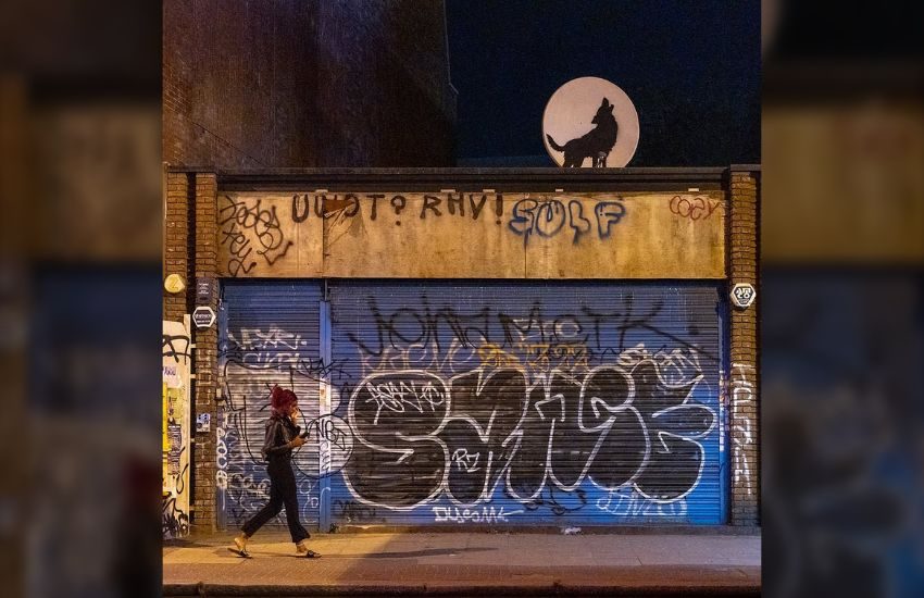 Bansky non si ferma e per la prima volta appare un lupo