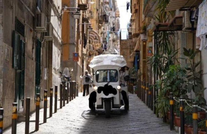 Napoli: spunta la golf car per il giro turistico dei quartieri spagnoli, ma il servizio è abusivo