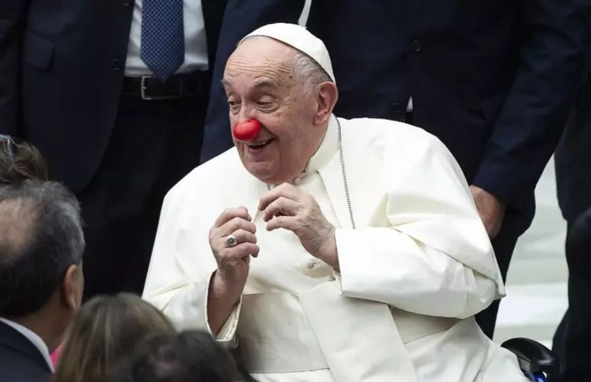 Papa Francesco col naso da clown nell’udienza generale