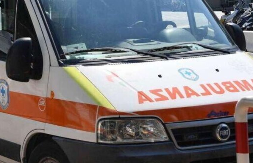 Monovolume si schianta contro un SUV: morta una donna, due bambini finiscono in ospedale