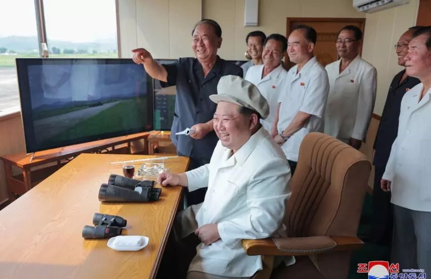 Kim Jong-un euforico mentre assiste ai test dei droni d’attacco