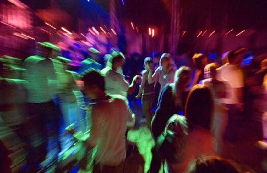 La discoteca nega l’ingresso al figlio, i genitori poliziotti si presentano sparando. Condannati