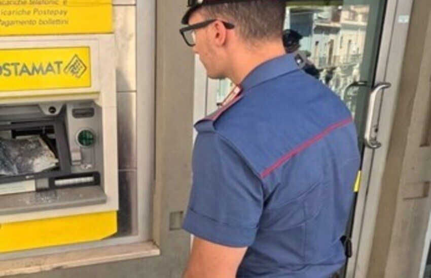 Bronte, distrugge a martellate lo schermo del bancomat delle poste nel cuore della notte