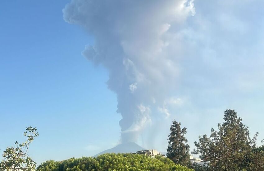 Etna, forte eruzione: pioggia di cenere sui Paesi Etnei. Il comunicato dell’INGV – FOTO