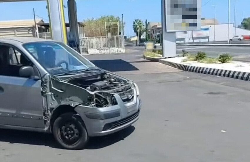 Catania, in tangenziale con un’auto senza cofano e parafanghi. “Solo folklore” ma, gli finisce male