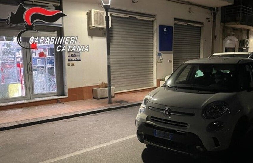 Trecastagni, tentano ‘spaccata’ con un’auto rubata come ariete, ma arrivano i carabinieri