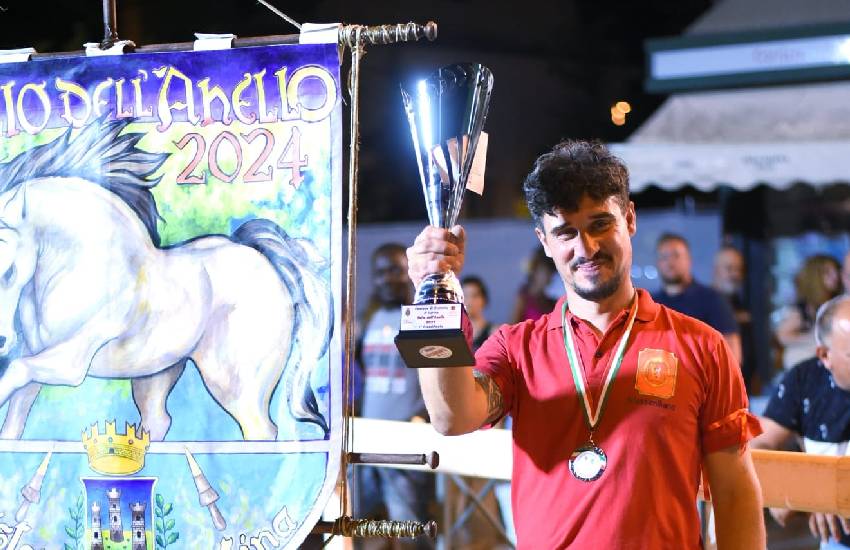 Palio dell’anello a Cisterna: vince Massimiliano Lutero, con dedica speciale