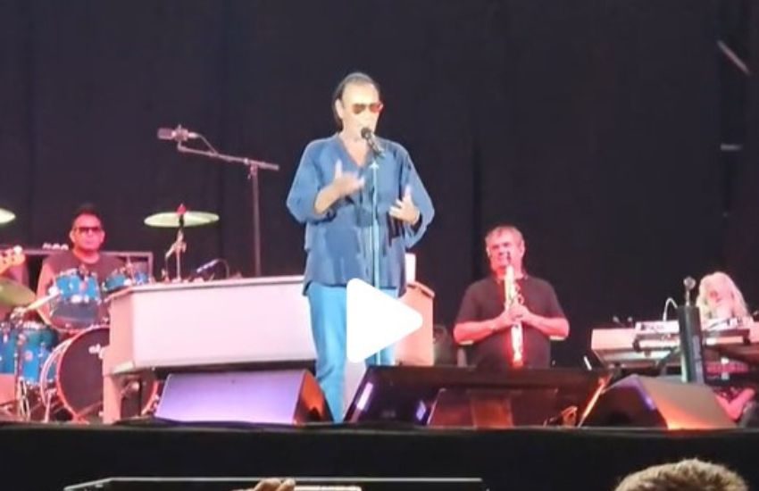 Antonello Venditti in concerto a Catania si scusa con la ragazza autistica: “Messo alla gogna, non sono un mostro” [VIDEO]