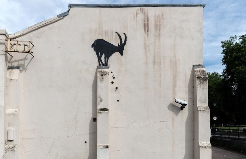 Cosa ci fa una capra in bilico su un muro? È mistero sul significato dell’ultima opera di Bansky