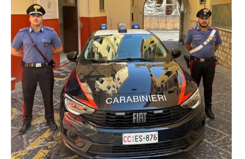 Fugge in auto all’alt dei carabinieri causando il panico per le vie di Gaeta: 23enne in manette