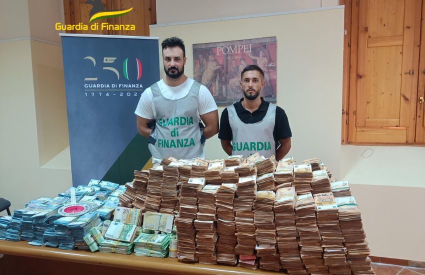 Guardia di Finanza, sequestrati 8 milioni di euro nascosti nell’armadio di un medico [VIDEO]