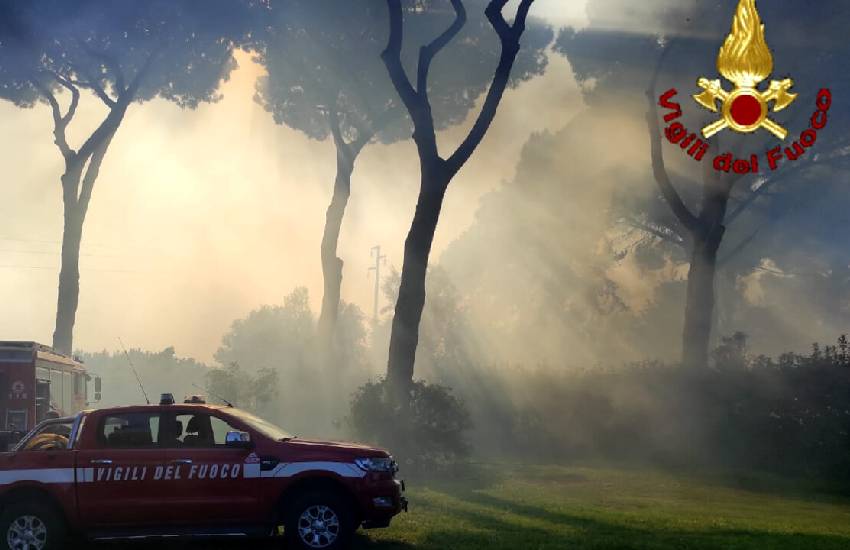 Incendio a Castel Romano: tre soccorritori versano in gravissime condizioni