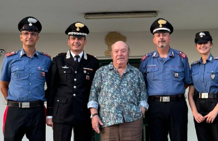 Il “nonno d’Italia”, Lino Banfi, in visita ai carabinieri di Terracina; l’impegno contro le truffe on line agli anziani