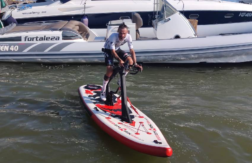 Traversata in acquabike dalla Corsica a Latina: Nardecchia è pronto, il mare no. Impresa rinviata