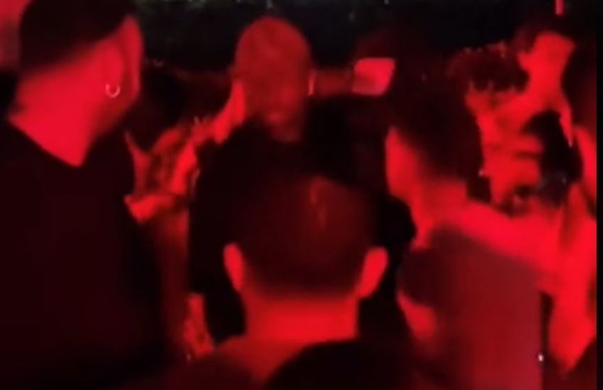 Osimhen beccato in discoteca a “far serata”, aggredisce un tifoso che lo riprende [VIDEO]