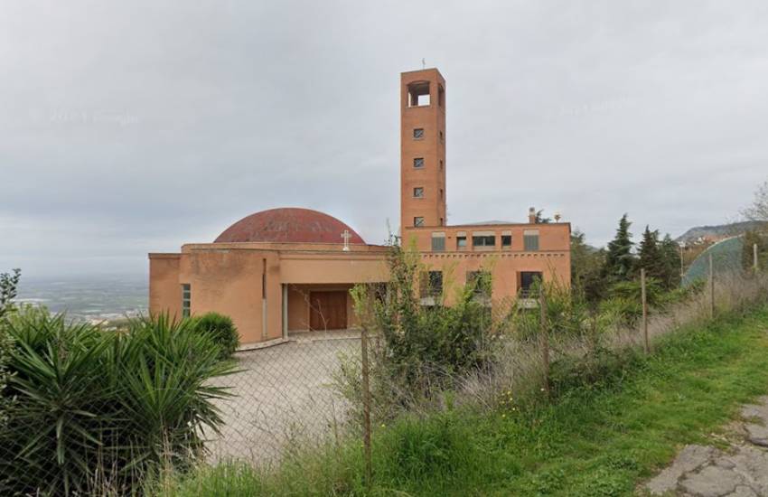 Entra in chiesa, insulta i fedeli ed impedisce il proseguimento della funzione. I carabinieri identificano e denunciano un uomo di 43 anni, pregiudicato. L’episodio presso la parrocchia di Santa Lucia a Sezze