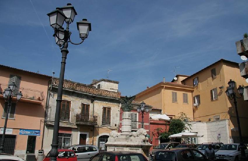 Rapina una tabaccheria pontina in pieno centro e fugge in auto in senso contrario. Ingente il bottino