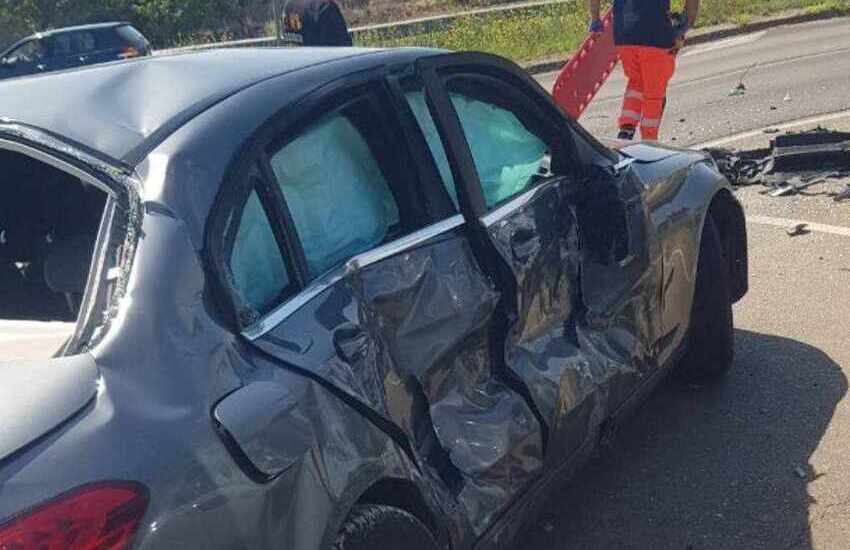 Schianto sulla statale. Scontro tra due auto e un trattore, due i feriti trasportati in Ospedale