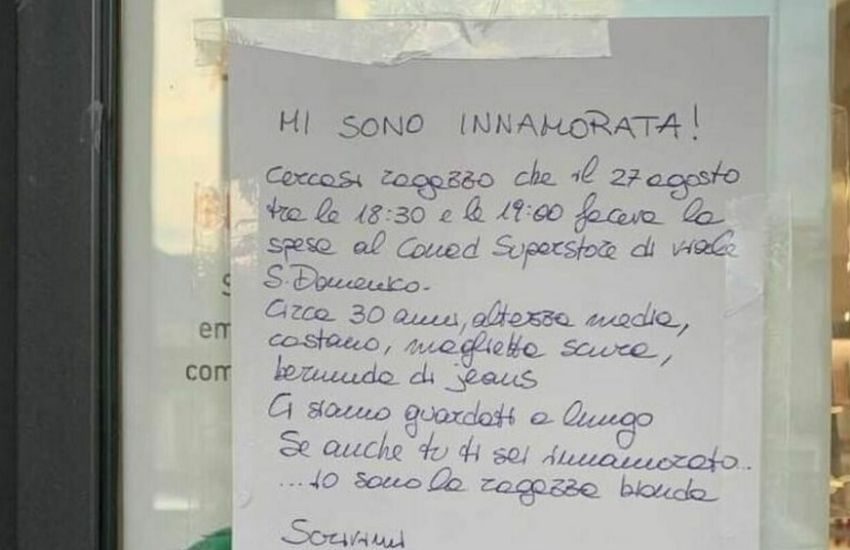 Scatta il colpo di fulmine al supermercato. “Mi sono innamorata” e tappezza la città di volantini per cercare il principe azzurro