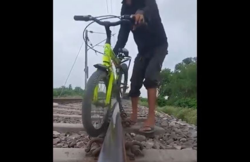 Mette sui binari del treno bici, pietre e galline per qualche clic in più: in manette lo youtuber Gulzar Sheikh [VIDEO]