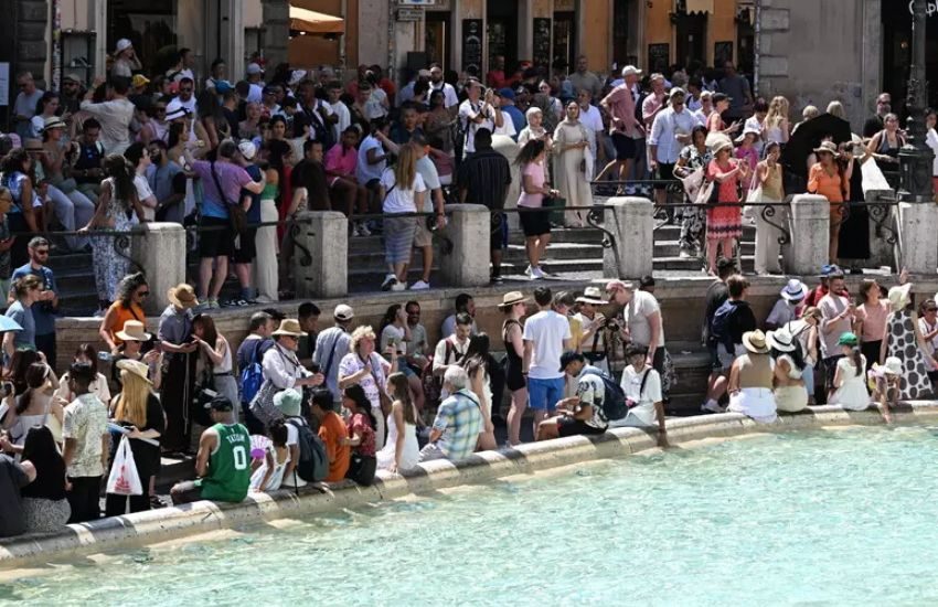 Roma, la Fontana di Trevi su prenotazione e a numero chiuso. Gualtieri: “Basta col degrado”