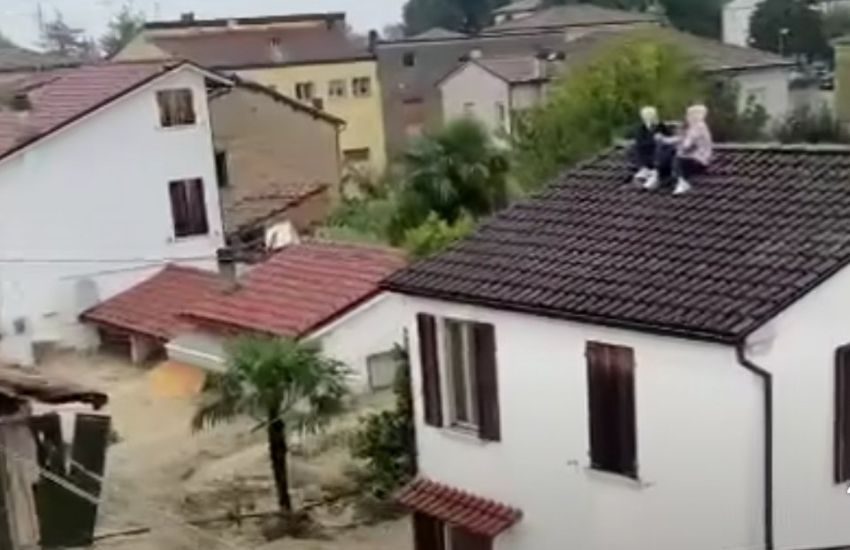 Alluvione Emilia Romagna: due dispersi a Bagnacavallo, cittadini soccorsi sui tetti (VIDEO)