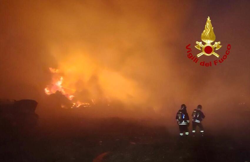 Catania, paura per un incendio: fiamme vicino ad un distributore di benzina, strade chiuse – FOTO