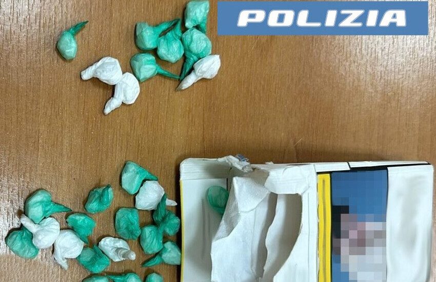 Acireale, usava la casa della nonna come ‘base’ per spacciare droga: arrestato 20enne