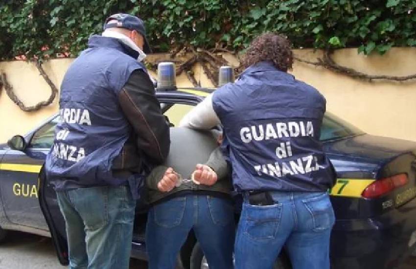 Vede il ragazzo in divisa e chiede aiuto: “Mio marito picchia me e mia figlia di 4 anni”. Straniero arrestato dalla Finanza ad Ardea