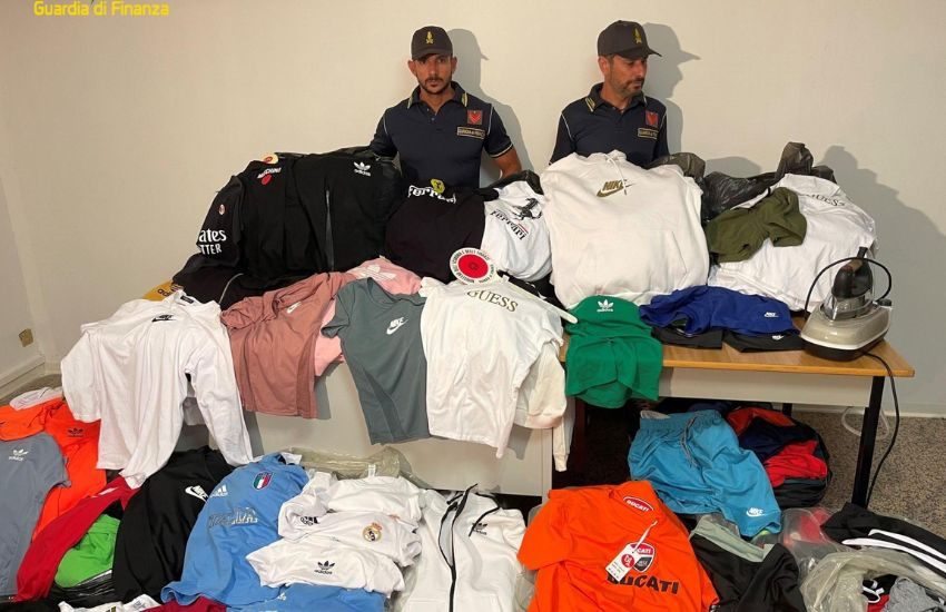 Ragusa, sequestrati oltre 480 capi d’ abbigliamento contraffatti, denunciati in 4