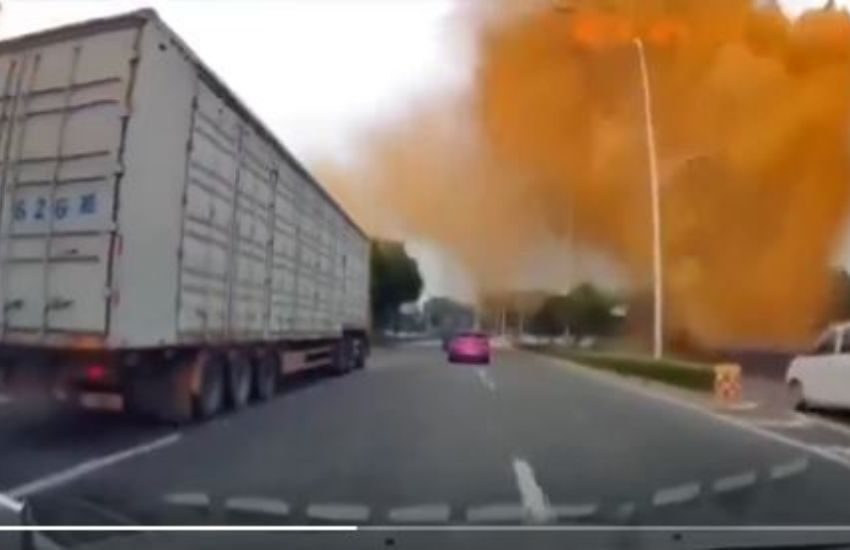 Esplode la fogna, il video choc: piovono dal cielo escrementi su persone e auto