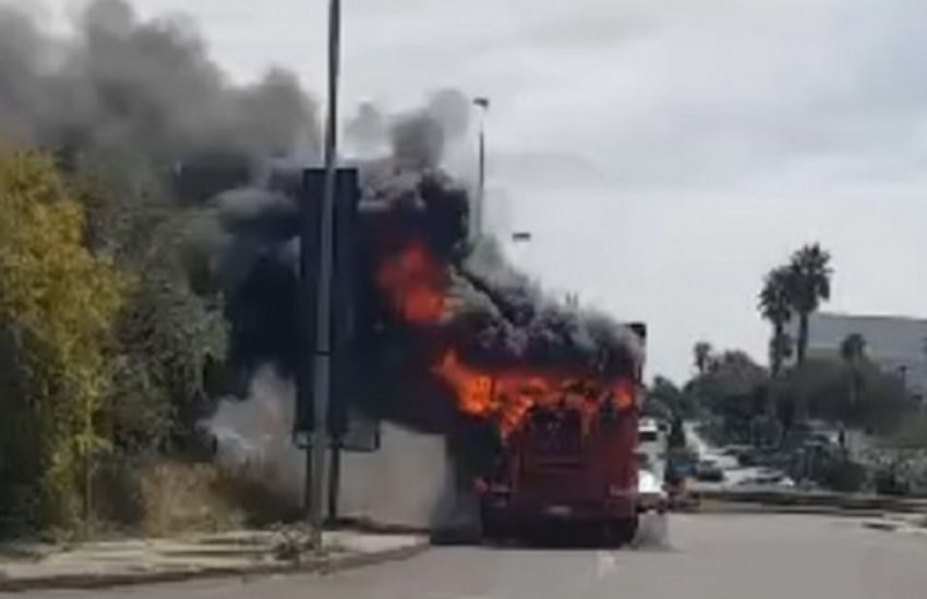 Zona industriale Ragusa, va a fuoco il vano motore di un autotreno