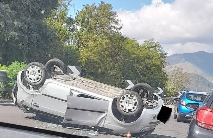 Drammatico incidente lungo l’Appia: auto si ribalta. Ferita una giovane di 21 anni