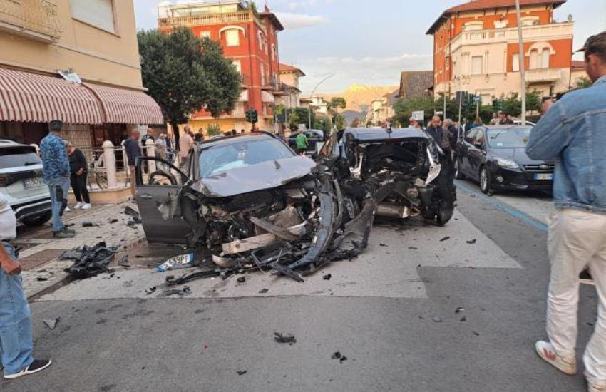 “Brucia” due semafori rossi e travolge auto e passanti: due giovanissime vittime