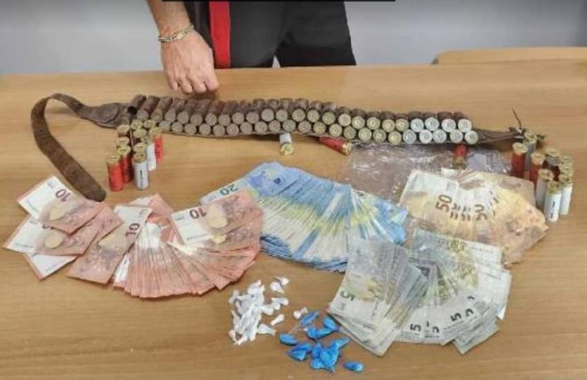 Cocaina, crack, soldi e munizioni in casa: 44enne arrestato in provincia di Latina