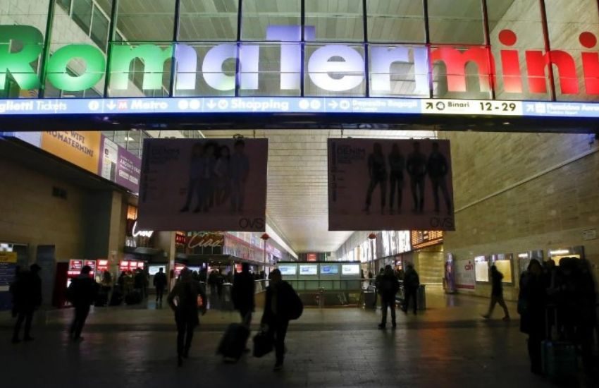 Termini, seminudi fanno sesso all’uscita della stazione sotto gli occhi increduli dei passanti