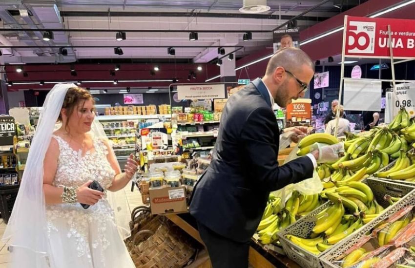 Matrimonio alternativo, dopo il fatidico sì gli sposi vanno al supermercato a fare la spesa