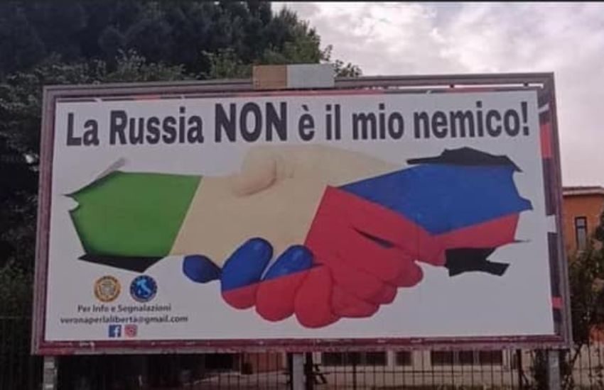 Roma tappezzata da manifesti pro-Putin: scoppia la polemica che arriva fino in Europa