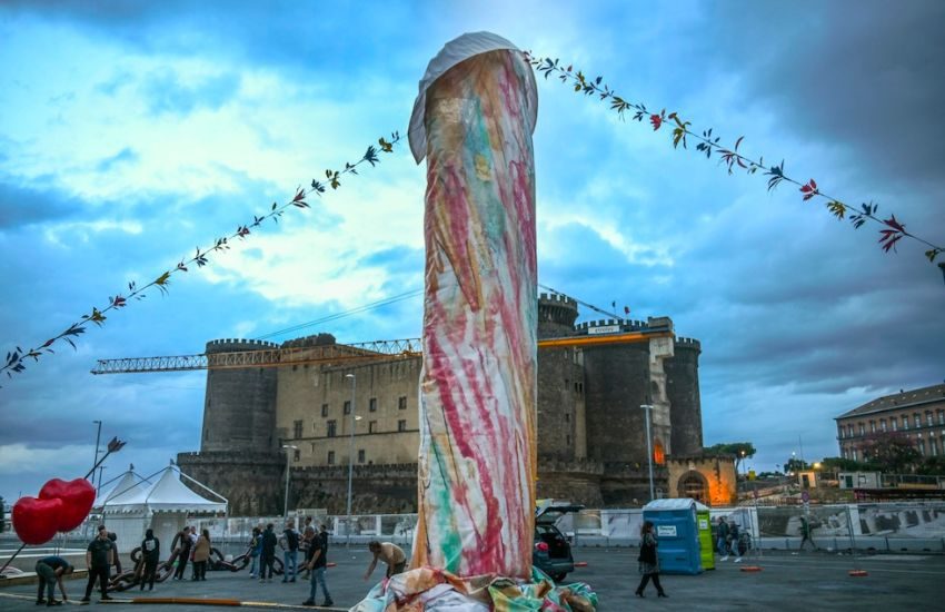 Napoli: la forma fallica dell’opera d’arte scatena l’ironia dei napoletani (VIDEO)