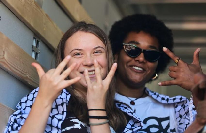 Greta Thunberg in corteo a Milano: “Un attivista per il clima lotta anche per la Palestina” (VIDEO)