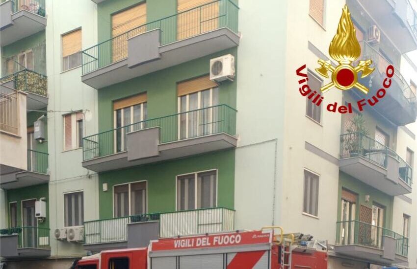 Palermo, pauroso incendio in un appartamento: evacuato tutto il palazzo: donna in ospedale