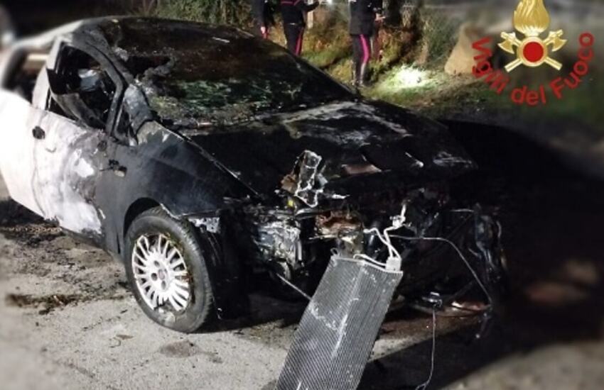 Pergusa, l’auto sbanda e prende fuoco: morto studente di 24 anni, salve altre 2 persone