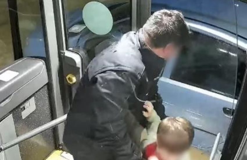 Siena, autista dell’autobus salva padre e figlio minore dalla furia del maltempo [VIDEO]