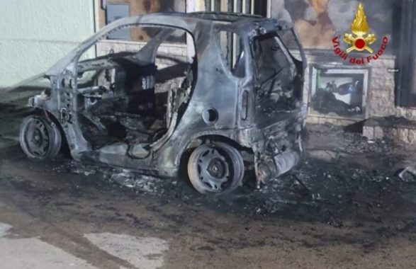 auto in fiamme nel salento