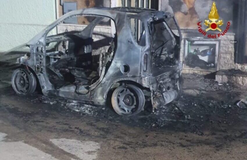 Auto in fiamme nel Salento. Auto distrutta, danneggiate altre tre